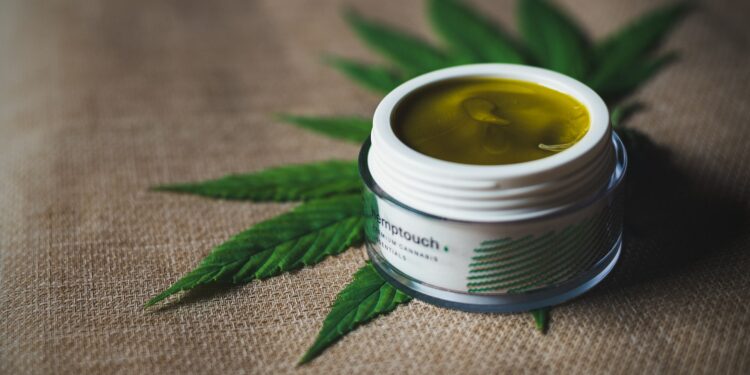 Von Cremes bis Seren: Wie CBD die Kosmetikbranche revolutioniert