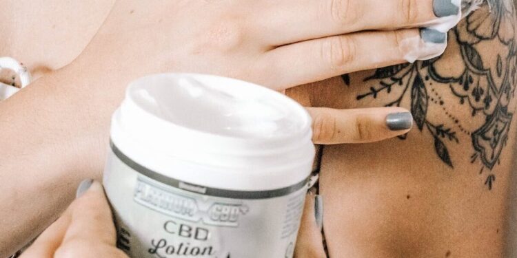 Wie CBD-Topicals Schmerzen, Entzündungen und Hautprobleme lindern können